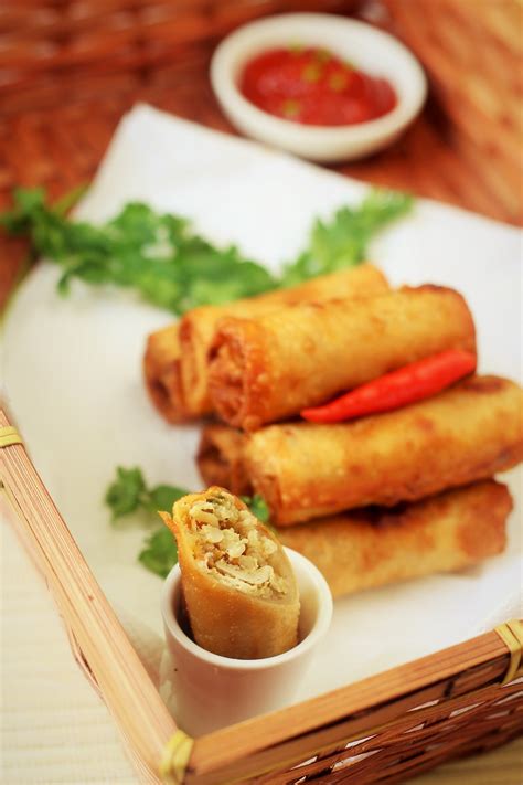 Use this homemade spring roll recipe to make the cantonese version of spring rolls that you know and love from dim sum restaurants! Chicken Spring Roll Recipe-Halaal Recipes from Fa's Kitchen