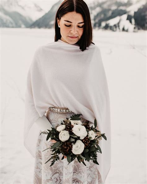 Pin Auf Winterhochzeit Brautkleider Für Die Winterbraut