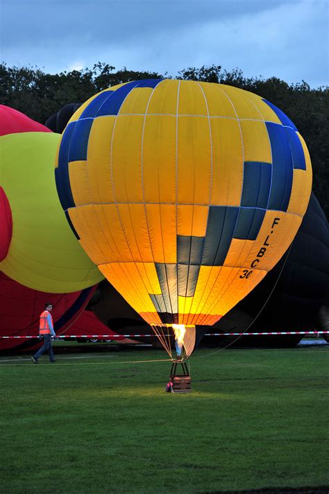 35 Hot Air Balloons Take Off The Biggest Is 50 Meters High Flickr