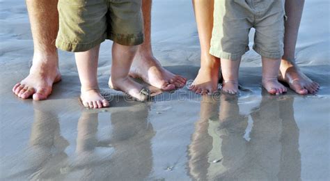 Босые ноги детей на пляже стоковое фото изображение насчитывающей одно 36073818