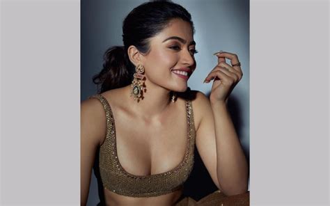 Rashmika Mandanna Goes Bold As She Flaunts Her Cleavage In A Deep Low Cut Blouse And Golden