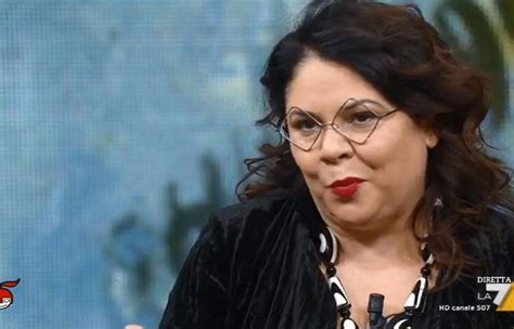 Stories are for everybody, it's not like men's stories are universal and women's stories are just for women. Michela Murgia contro Levante: "Sei una donna funzionale"