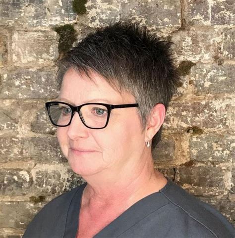 20 Universally Flattering Hairstyles For Women Over 50 With Glasses In 2020 Short Hair Styles