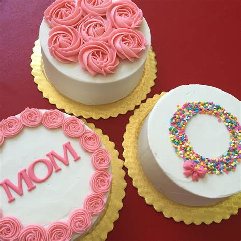 A simple yet tasty cake idea for mother's day, this mother's day cake takes only 10 minutes to prepare and doesn't require the use of an oven! Mother's Day cakes | Pastel dia de las madres, Mini torta día de la madre, Tortas