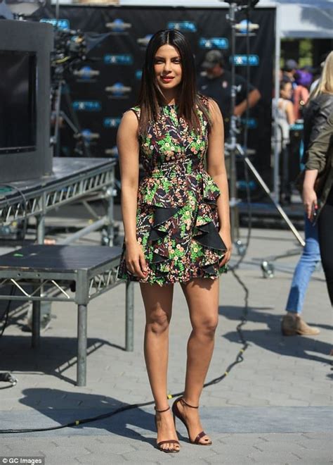 Priyanka Chopra Stuns In Flirty Dress For Extra Appearance Bollywood Fashion Fashion