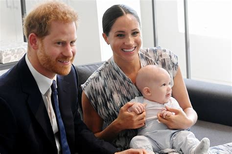 During the interview, markle, who is black, said that, while she was pregnant with son archie, unidentified royals oprah with meghan and harry: Royals: Harry, Meghan + Archie grüßen mit neuem Foto zu ...