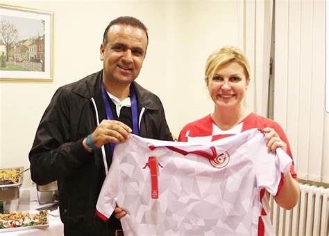 انتهت المباراة بالتعادل الإيجابي بين منتخب التشيك. السيد رئيس الجامعة التونسية لكرة القدم يهدي قميص المنتخب ...