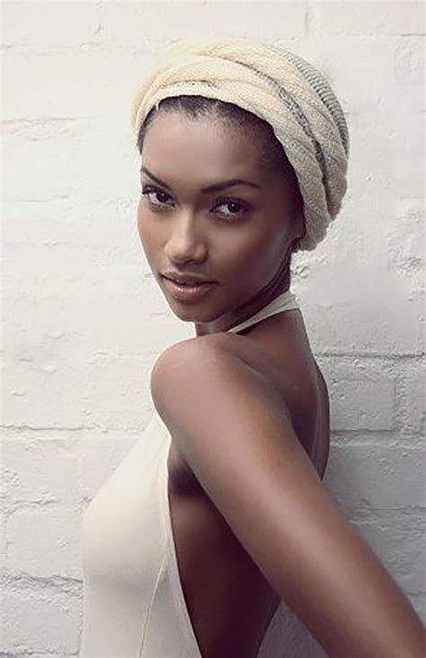 Supermodel Secrets for Looking Great in Photos Coiffure avec foulard Beauté ébène Beau visage