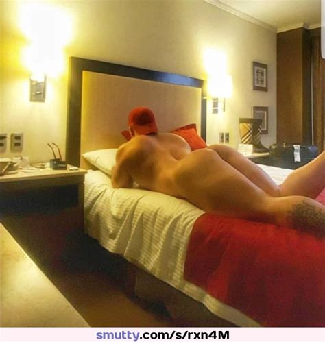 tumbado desnudo bocabajo en la cama del hotel vaya culazo