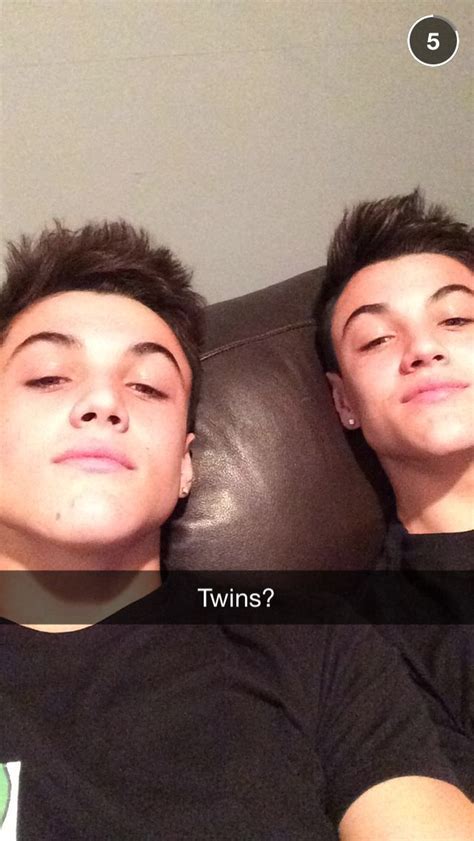 The Dolan Twins Grayson On The Left And Ethan On The Right Dolan Twins Dollan Twins Ethan