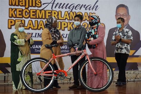 Gairah asmara dengan ibu temanku. Ibu bapa role model bentuk kejayaan anak
