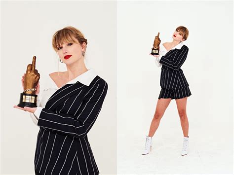 Taylor Swift - Famous Nipple