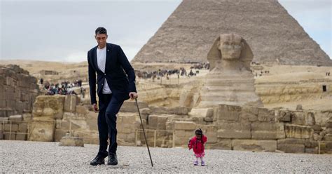 Worlds Tallest Man Shortest Woman Hung Out Together