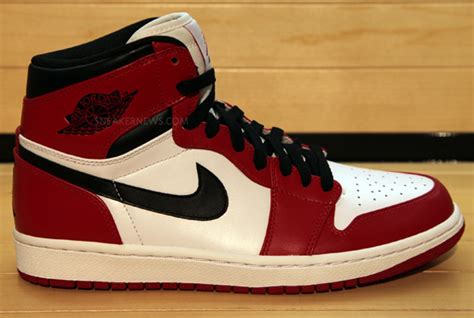 Je m'inquiètais par rapport à la taille et le coupe mais finalement je m'y suis habituées. Air Jordan 1 Retro High - White - Red - Black ...
