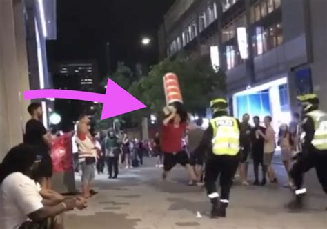 Le gars avec un cône sur la tête se fait DÉ MO LIR par un policier