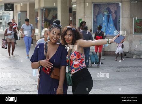 felices chicas cubanas fotografías e imágenes de alta resolución alamy