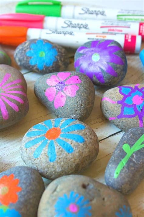 For 365 days i committed to painting a rock every day. Rock Painting Ideas {Easy Ideas for Painting Creative Rocks}