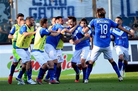 Brescia calcio, commonly referred to as brescia (italian pronunciation: Calcio, Serie B 2019: Brescia-Ascoli 1-0, le rondinelle ...