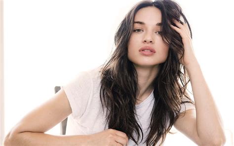 Crystal Reed Biography Buss The World