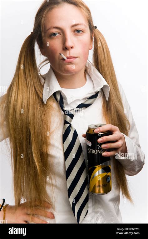 Schulmädchen Das Alkohol Trinkt Fotos Und Bildmaterial In Hoher Auflösung Alamy