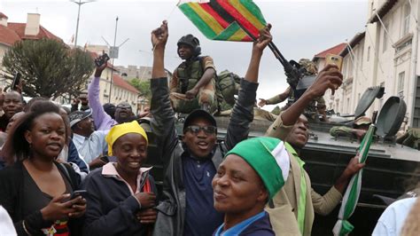 الآلاف يتدفقون على شوارع عاصمة زيمبابوي ابتهاجاً بسقوط موجابي المتوقع