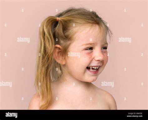 Kaukasische Kleine Mädchen Nackten Oberkörper Lächelnd Stockfotografie