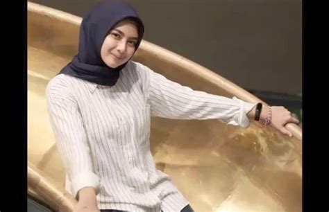 Berita tentang larangan berjilbab pada polwan beberapa hari terakhir ini, mengingatkanku pada masa lalu. Potret Manis Polwan Hikma Nur Syafa, Biar Berhijab Tapi ...