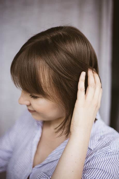 Są to stylizacje wymagające przede wszystkim zwiększenia objętości, dlatego nie sprawdzi się cieniowanie. Jak obciac wlosy cienkie i rzadkie