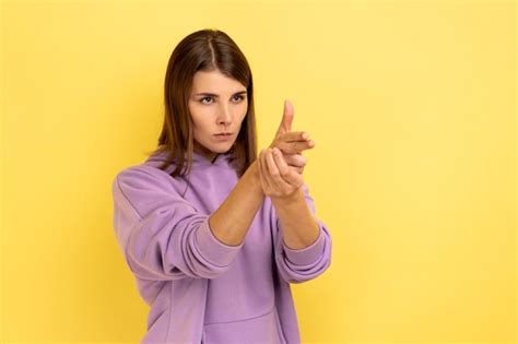 Premium Photo Woman Pointing Finger Guns To Camera Threatening To