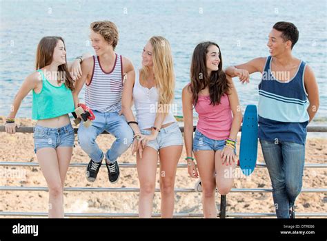 Gruppe Von Verschiedenen Teens Am Strand Stockfotografie Alamy