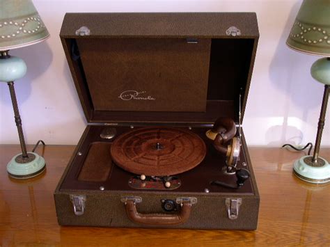 Sold 1945 47 Hand Crank Victrola Style Record Player 6 Records The