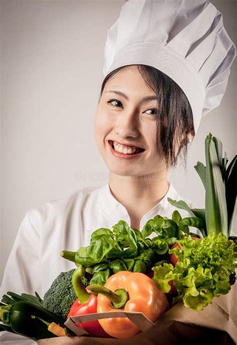 Cocinero De Sexo Femenino Feliz Con Las Verduras Sanas De La Granja