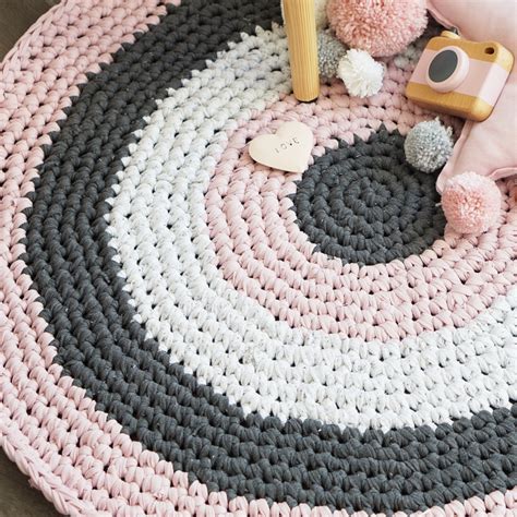 Im zweiten teil zeigt senseasonal dann wie das eigentliche häkeln des teppich funktioniert. Gehäkelter runder Teppich - Anleitung | DIY Stoffe ...