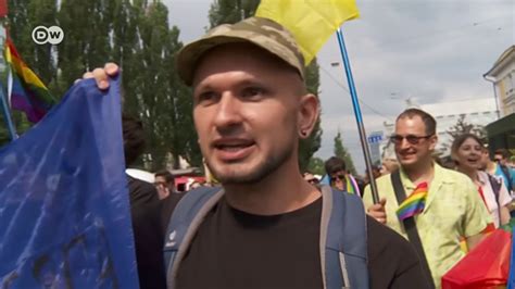 Ucrania Soldados Participan De Marcha Del Orgullo Gay Youtube