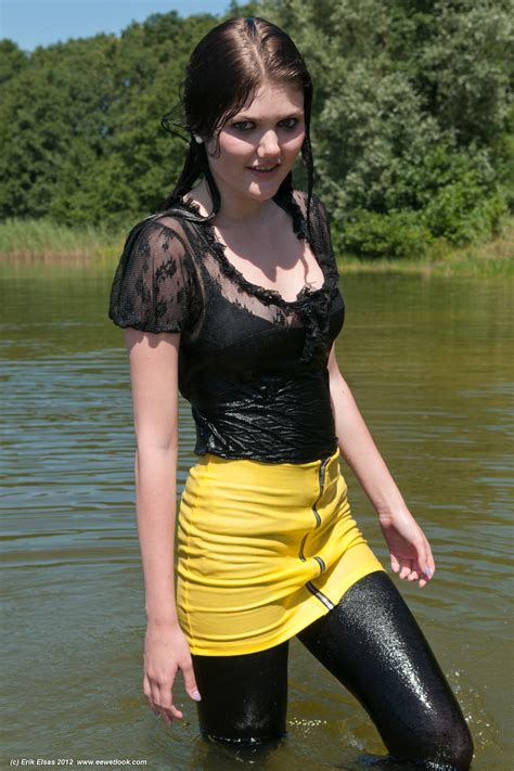 Ee Wetlook Video Bilderserie Eines M Dchens In Einem See In Eine Weste Shirt Dunkler Rock