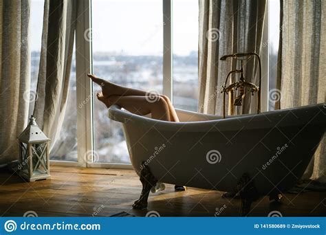 A Mulher Toma Um Banho No Banheiro Imagem De Stock Imagem De Espelho Equipamento 141580689