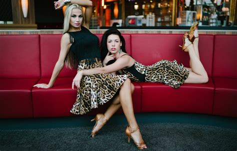 Обои поза диван платье две девушки модели Katja Kalugina Sarah