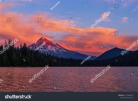 Sunset Alpenglow On Mt Hood Oregon Stock Photo 1375389224 Shutterstock