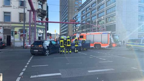 Mainzer landstraße ana biridir arteriyel yollar içinde frankfurt am main şehrin varoşlarında için şehir merkezine batıya koşarak. Frankfurt: Unfall an der Ecke Hafenstraße - Mainzer ...