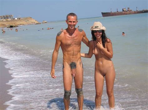 Beaux Couples Naturistes Nus Sur La Plage Plaisir