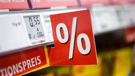 In economics, inflation is the rate at which the general prices for goods and services rise, and the purchasing power of currency decreases. Inflation 2020 im Schnitt bei gerade mal 0,5 Prozent - DER ...