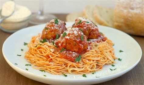 En casa, los espaguetis gustan siempre ¡con cualquier salsa! RECETAS DE COCINA FACILES PARA ESTUDIANTES Espaguetis con ...
