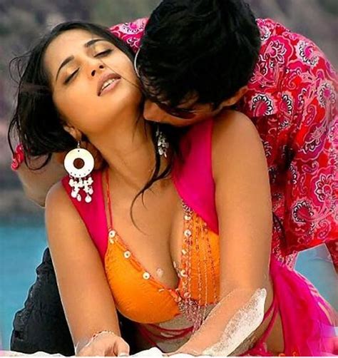Anushka shetty kiss in toolywood hot videos. Hot Pics Sexy, Boobs Kiss Blouse Cleavage Show without bra ...