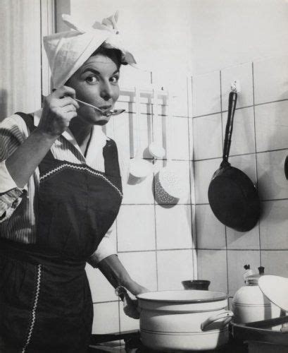 Huishouden Koken Een Huisvrouw Met Hoofddoek Om En Schort Aan Proeft