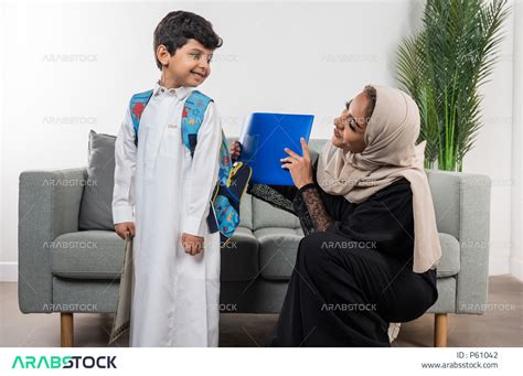 طفل عربي خليجي سعودي يرتدي حقيبة الظهر المدرسية، ارتداء الزي المدرسي، تجهيز وتنظيم الحقيبة