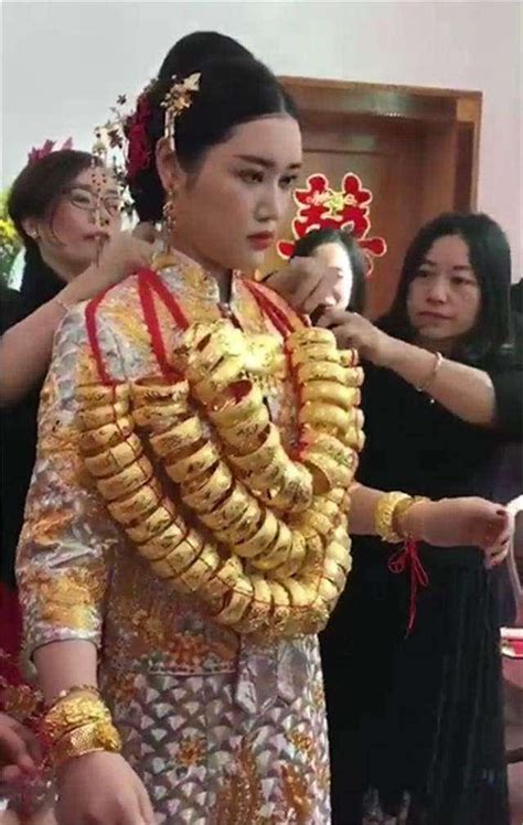 美女結婚時脖子上掛滿了純金手鐲，網友：果然女兒身就是好啊！ 每日頭條