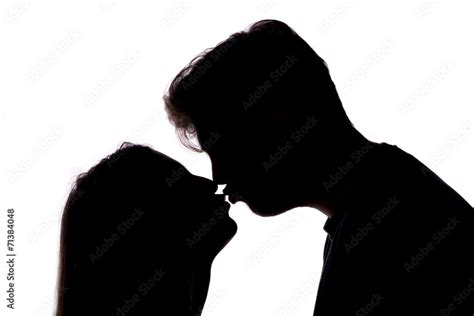 Silueta De Hombre Y Mujer Dándose Un Beso Foto De Stock Adobe Stock