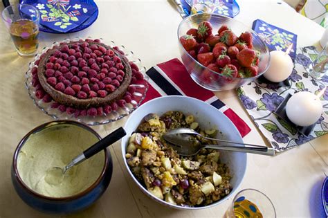 Mai blomsten, trenger du kun rødt, hvitt og blått. Slik lager du en enkel og god 17. mai-frokost