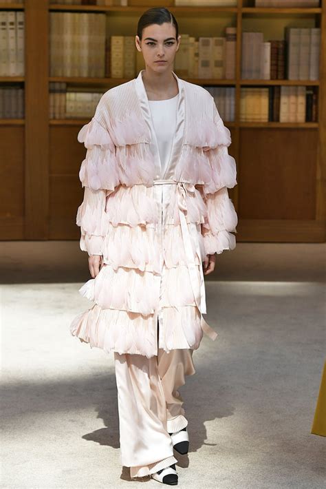 Julia Garner S Chanel Flapper Outfit During The Emmys POPSUGAR Fashion UK Photo