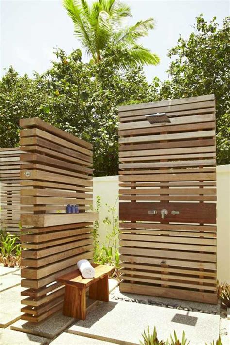 Bei dem schönen wetter gibt es doch nichts besseres, als eine nasse abkühlung. Gartendusche bauen - 70 inspirierende Gestaltungsideen für ...